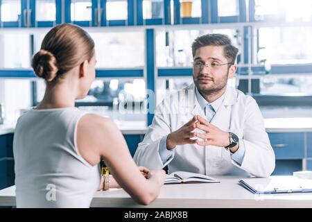 Focus sélectif de beau médecin dans les verres à la patient à Banque D'Images