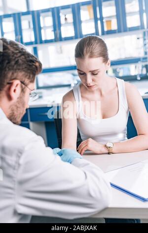 Portrait de jolie femme près de l'allergologue en clinique Banque D'Images