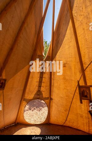 Le SEI (tipi tipi traditionnel) a traditionnellement fait de peaux d'animaux et de poteaux en bois, avec clapets de fumée au sommet. L'Utah, USA Banque D'Images