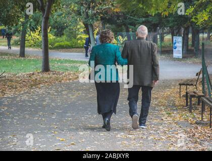 Varna, Bulgarie - élégant couple de personnes âgées marcher dans le parc, se tenir la main, marcher en plein air, la nature d'automne Banque D'Images