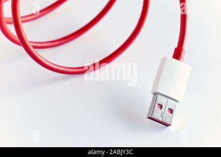 Close-up of red gondolé câble USB sur fond blanc avec copie espace Banque D'Images