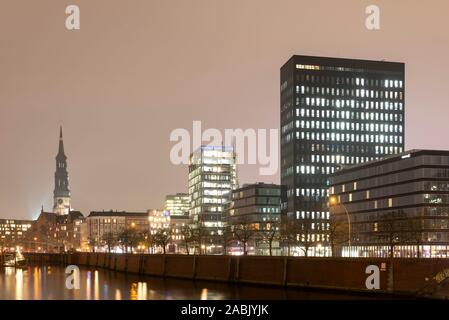 Allemagne, Hambourg - Novembre 26, 2019 : Avis de la commercial law firm Möhrle Happ Luther et les immeubles de bureaux à Hambourg. Banque D'Images