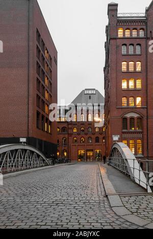 Allemagne, Hambourg - Novembre 26, 2019 : Avis d'un immeuble de bureaux dans le quartier des entrepôts de Speicherstadt historique de Hambourg Banque D'Images