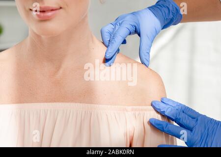 Portrait de dermatologist examining patient dans un centre de la peau Banque D'Images