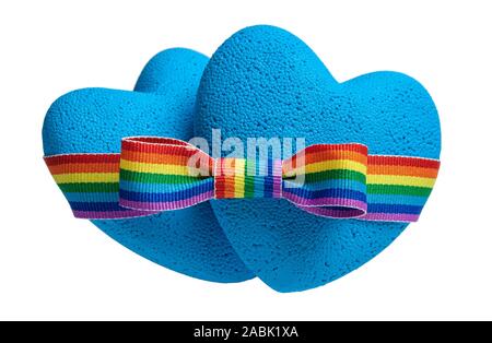 Gay Love. Deux coeurs bleu sont reliés par un arc-en-ciel LGBT ribbon bow. Symbole de bandes de fierté. Isolé sur fond blanc Banque D'Images