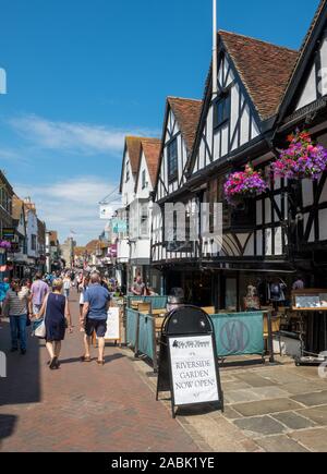 CANTERBURY, UK, - JUILLET, 11, 2019 : La High Street, dans le centre-ville historique, Canterbury, Kent. Banque D'Images