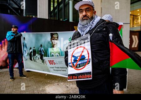 Rotterdam, Pays-Bas. 28 Nov, 2019. Ahoy, Rotterdam, 28-11-2019, les militants du Boycott Désinvestissement sanctions (BDS) à démontrer à l'assemblée annuelle de l'Ahoy foire aux armements. Credit : Pro Shots/Alamy Live News Banque D'Images