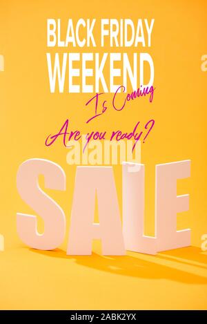 Vente blanc sur fond orange vif avec illustration week-end vendredi noir Banque D'Images