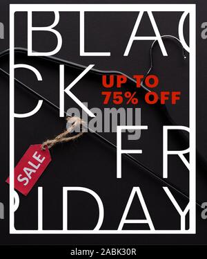 Vue de dessus du cintre avec l'étiquette de vente sur fond noir avec le Black Friday, jusqu'à 75 p. 100 illustration Banque D'Images