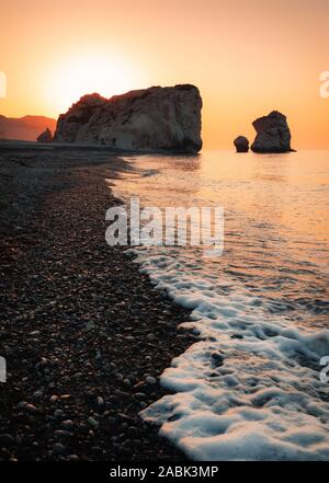 Lever du soleil à Petra tou Romiou - rocher d'Aphrodite une célèbre destination de voyage tourisme monument à Paphos, Chypre Banque D'Images