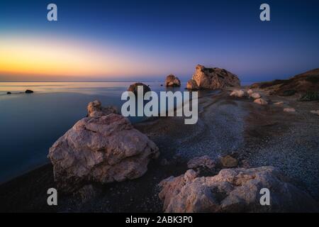 Lever du soleil à Petra tou Romiou - rocher d'Aphrodite une célèbre destination de voyage tourisme monument à Paphos, Chypre Banque D'Images