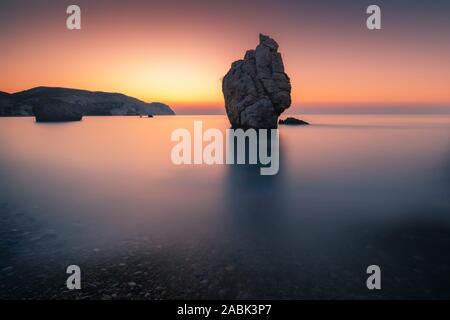 Lever du soleil à Petra tou Romiou - rocher d'Aphrodite une célèbre destination de voyage tourisme monument à Paphos, Chypre Banque D'Images