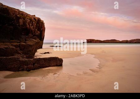 Oldshoremore Bay près de Kinlochbervie, Sutherland, Highland, en Écosse. Au lever du soleil Banque D'Images