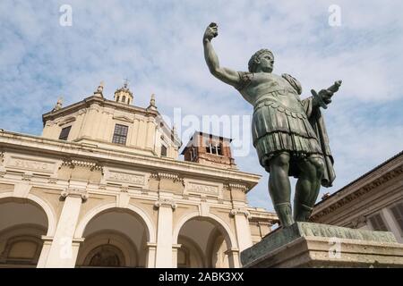 Italie, Milan : statue de l'empereur Constantin I en face de la Basilique de San Lorenzo Maggiore Banque D'Images