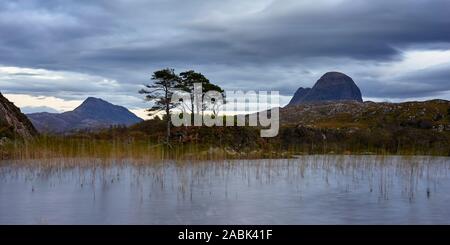 Suilven et Canisp du Loch Druim Suardalain, près de Lochinver, Assynt, Sutherland, Highland, Scotland Banque D'Images