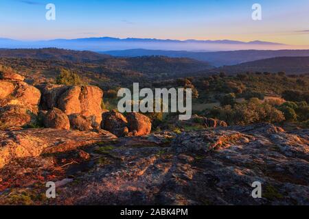 Paysage typique dans le parc national Sierra de Andujar, Jaen province, Andalusia, Spain au lever du soleil, ici vit le Lynx ibérique rare Banque D'Images