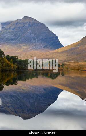 Liathach reflétée dans le Loch Torridon, Clair, Wester Ross, Highland, Scotland Banque D'Images