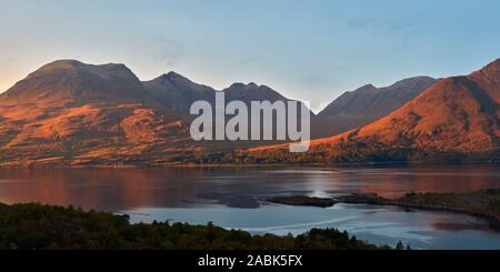 Alligin Beinn voyage Upper Loch Torridon, Torridon, Wester Ross, Highland, en Écosse. Panorama Banque D'Images