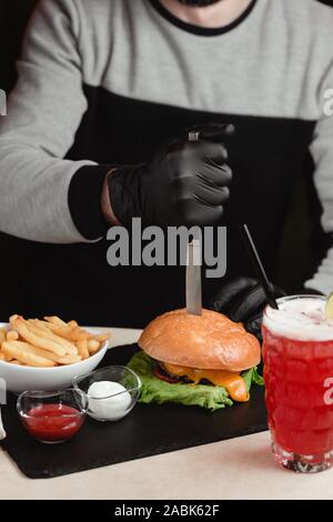 Сheeseburger avec frites et ice tea Banque D'Images