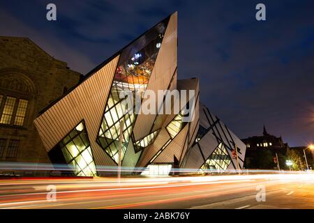 Editorial : TORONTO - Le 27 août : La Nuit au Musée royal de l'Ontario le 27 août 2015 à Toronto, Canada. Controverse la façade de la ROM a été desig Banque D'Images