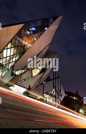 Editorial : TORONTO - Le 27 août : La Nuit au Musée royal de l'Ontario le 27 août 2015 à Toronto, Canada. Controverse la façade de la ROM a été desig Banque D'Images