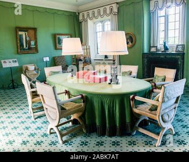 Salle de séminaire avec deux boîtes rouge Ministère. Le Château de Leeds, Maidstone, Kent, Angleterre. Pas de personnes. Banque D'Images