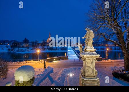 Le Europasteg pont sur la Salzach relie l'Allemagne avec l'Autriche, les villes Laufen et Oberndorf. Berchtesgaden-campagne, Haute-Bavière, Allemagne Banque D'Images