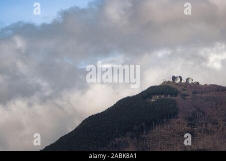 Giogo monte, la Lunigiana, en Italie. Ancienne station de radio de l'OTAN a abandonné dans les années 70. Antenne parabolique sur l'horizon la montagne. Banque D'Images