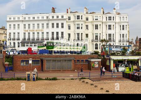 Vu ici en mai 2019 est le Pier Hotel à Eastbourne ainsi que les bus touristiques et les visiteurs. Banque D'Images