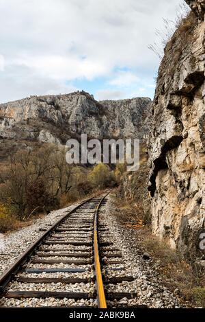 Ancienne voie ferrée dans la nature menant dans le tunnel, voyager en train Banque D'Images