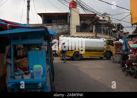 Jakarta, Indonésie. 18 Oct, 2019. Un camion apporte de l'eau propre à Penjaringan, au nord de Jakarta, Indonésie. (Dpa : 'la mer, le mur et le pouvoir de détruire la nature") Credit : Fauzan Ijazah/dpa/Alamy Live News Banque D'Images