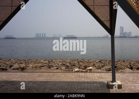 Au nord de Jakarta, Indonésie. 18 Oct, 2019. Sur la mer d'une île artificielle du nord de Jakarta, Indonésie. (Dpa : 'la mer, le mur et le pouvoir de détruire la nature") Credit : Fauzan Ijazah/dpa/Alamy Live News Banque D'Images