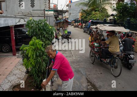 Jakarta, Indonésie. 18 Oct, 2019. Une maison qui se trouve à environ 1 mètre sous le niveau de la rue, Penjaringan, au nord de Jakarta, Indonésie.(dpa : 'la mer, le mur et la puissance de la destruction de la nature") Credit : Fauzan Ijazah/dpa/Alamy Live News Banque D'Images