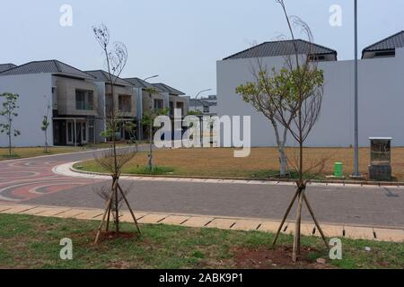 Au nord de Jakarta, Indonésie. 18 Oct, 2019. Un complexe résidentiel fermé sur une île artificielle du nord de Jakarta, Indonésie. (Dpa : 'la mer, le mur et le pouvoir de détruire la nature") Credit : Fauzan Ijazah/dpa/Alamy Live News Banque D'Images