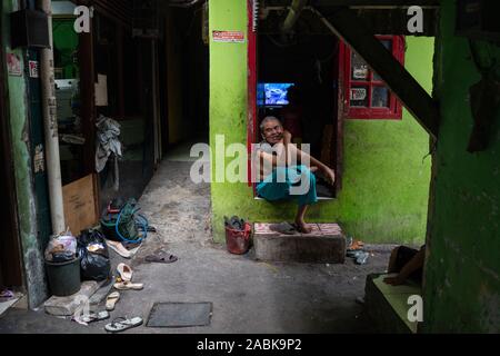 Jakarta, Indonésie. 18 Oct, 2019. Un homme est assis à la porte de sa maison à Penjaringan, au nord de Jakarta, Indonésie. (Dpa : 'la mer, le mur et le pouvoir de détruire la nature") Credit : Fauzan Ijazah/dpa/Alamy Live News Banque D'Images