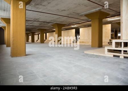 Eindhoven (Pays-Bas), 14 juin 2016. Un gros béton ancien industriel vide de l'espace de stockage à partir d'une l'usine Philips, le Veemgebouw à Strijp Banque D'Images