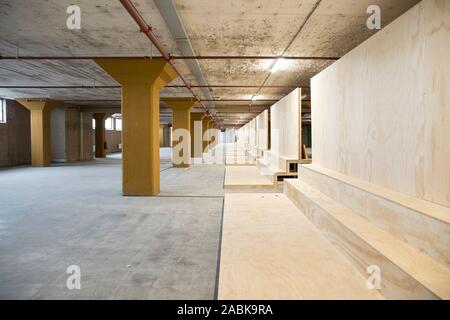 Eindhoven (Pays-Bas), 14 juin 2016. Un grand hall avec de gros béton vide poutres jaune, ex-industriels à partir d'un espace de stockage de l'usine Philips Banque D'Images