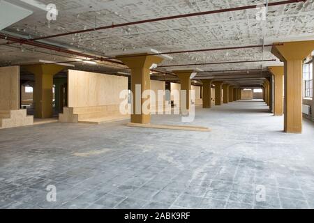 Eindhoven (Pays-Bas), 14 juin 2016. Une grande salle vide avec poutres en béton, d'anciens industriels de l'espace de stockage à partir d'une l'usine Philips, le Veemg Banque D'Images