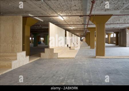 Eindhoven (Pays-Bas), 14 juin 2016. Une grande salle vide avec des poutres en béton et des murs en bois, d'anciens industriels à partir d'un espace de stockage le Philips f Banque D'Images