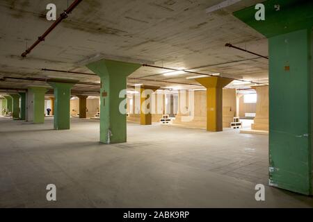 Eindhoven (Pays-Bas), 14 juin 2016. Un grand espace de stockage d'anciens industriels vides d'une l'usine Philips avec poutres apparentes, la verte à Veemgebouw Banque D'Images