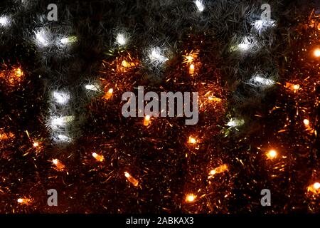 Partie de jaune et blanc décoration de Noël lumières clignotantes, Close up. Détail de Nouvel An et des décorations de Noël, des ampoules de riz de chaîne. Banque D'Images
