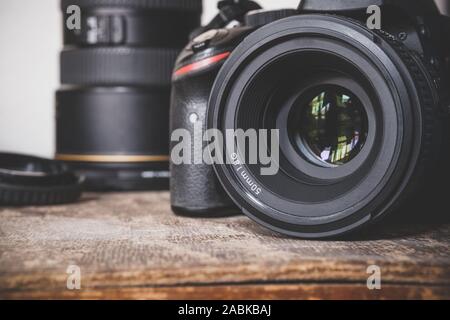 Libre de photo reflex numérique avec un objectif 50mm 1,8G premier sur une vieille boîte en bois brun vintage surface. Matériel photographique du photographe. Banque D'Images