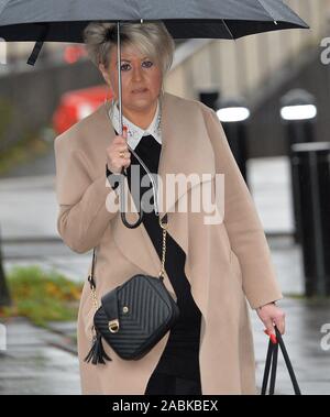 Louise Brookes (à gauche), la sœur de victime Andrew Brookes, arrivant à Preston Crown Court pour le procès de Hillsborough match le commandant David Duckenfield, qui est accusé de l'homicide involontaire coupable par négligence grave de 95 supporters de Liverpool en 1989 FA Cup demi-finale. Banque D'Images