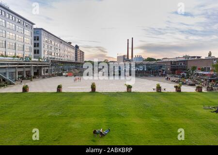 Eindhoven (Pays-Bas), le 1 juin 2019. L'ancienne usine Philips et personnes portant sur la pelouse à côté de l'Ketelhuiplein sur Strijp S pendant Banque D'Images