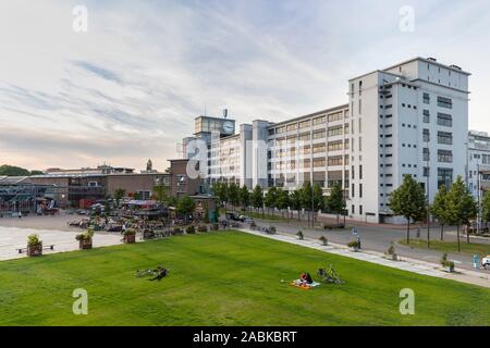 Eindhoven (Pays-Bas), le 1 juin 2019. L'klokgebouw et personnes portant sur la pelouse à côté de l'Ketelhuiplein et l'ketelhuis sur Strijp S Banque D'Images