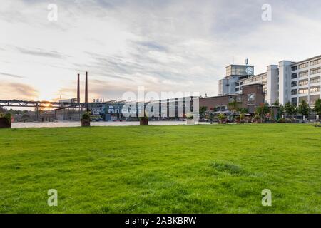 Eindhoven (Pays-Bas), le 1 juin 2019. Le grassfield à côté de l'ketelhuisplein et l'klokgebouw en arrière-plan sur Strijp S pendant le coucher du soleil Banque D'Images