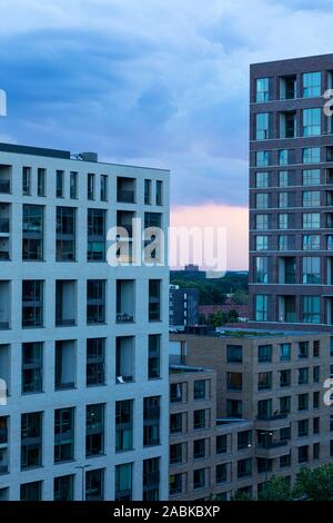 Eindhoven (Pays-Bas), le 23 mai 2019. Vue sur la promenade d'arbres sur Torenallee Strijp s avec l'espace haut-S des capacités en Strijp S Banque D'Images