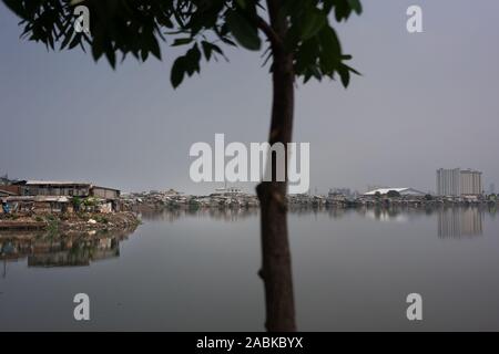 Au nord de Jakarta, Indonésie. 18 Oct, 2019. Maisons au bord du nord de Jakarta, Indonésie. (Dpa : 'la mer, le mur et le pouvoir de détruire la nature") Credit : Fauzan Ijazah/dpa/Alamy Live News Banque D'Images