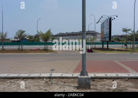 Au nord de Jakarta, Indonésie. 18 Oct, 2019. Un complexe résidentiel fermé sur une île artificielle du nord de Jakarta, Indonésie. (Dpa : 'la mer, le mur et le pouvoir de détruire la nature") Credit : Fauzan Ijazah/dpa/Alamy Live News Banque D'Images