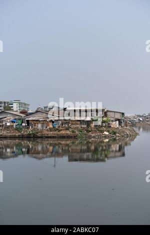 Au nord de Jakarta, Indonésie. 18 Oct, 2019. Maisons au bord du nord de Jakarta, Indonésie. (Dpa : 'la mer, le mur et le pouvoir de détruire la nature") Credit : Fauzan Ijazah/dpa/Alamy Live News Banque D'Images